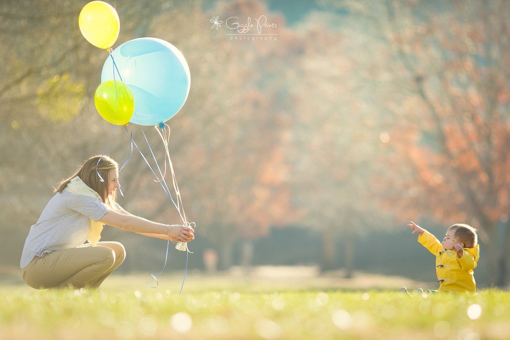 1 year photo session - Giggleprints - Balloons - happy mom boy